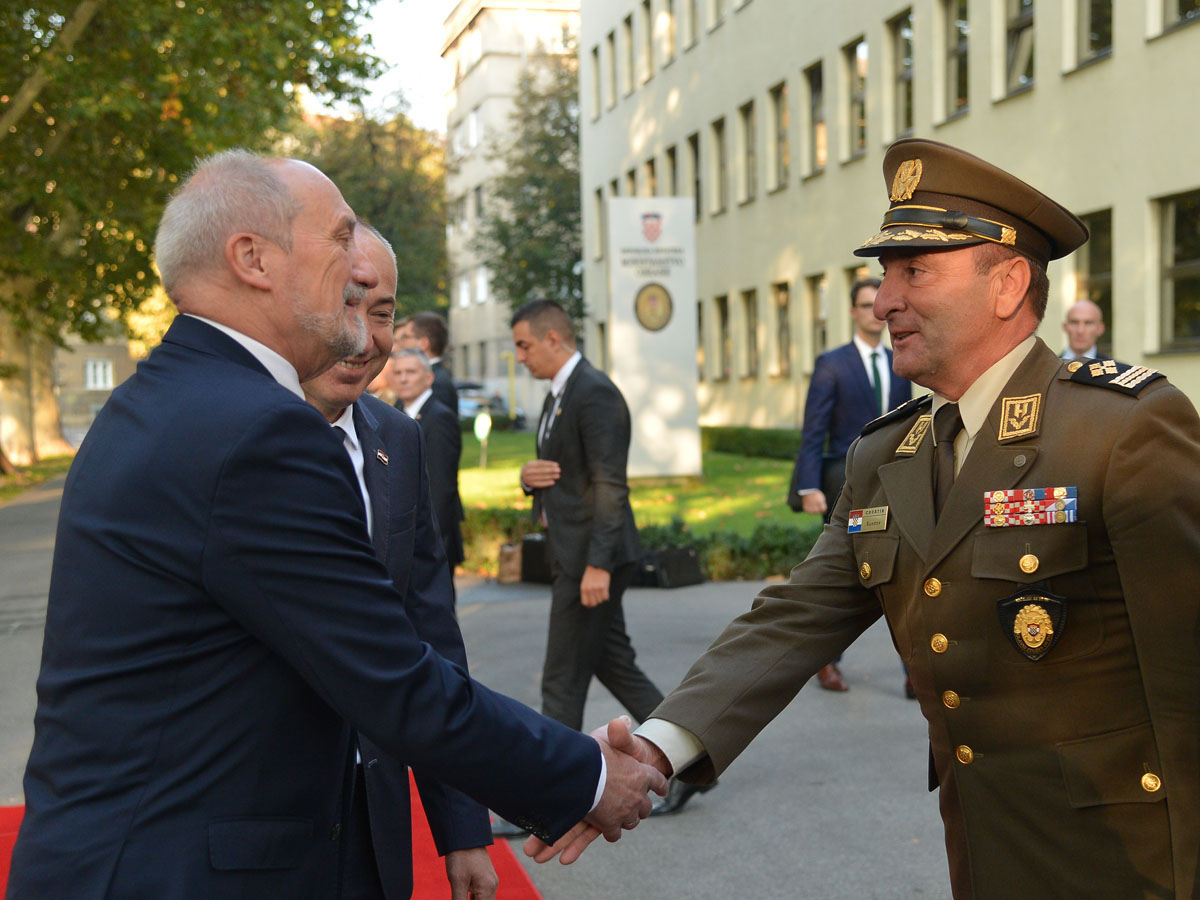 https://www.morh.hr/wp-content/gallery/ministar-krsticevic-s-poljskim-ministrom-macierewiczem-u-morh-u/pl_02102017_10.jpg
