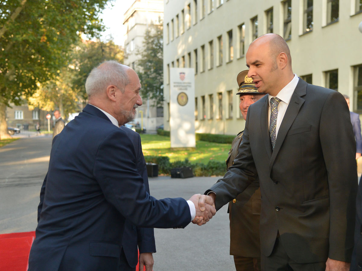https://www.morh.hr/wp-content/gallery/ministar-krsticevic-s-poljskim-ministrom-macierewiczem-u-morh-u/pl_02102017_11.jpg
