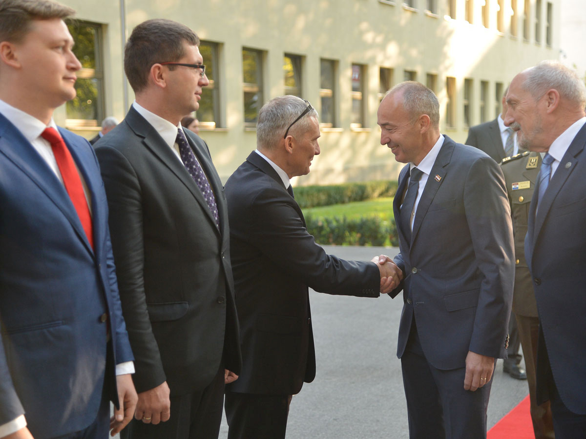 https://www.morh.hr/wp-content/gallery/ministar-krsticevic-s-poljskim-ministrom-macierewiczem-u-morh-u/pl_02102017_12.jpg