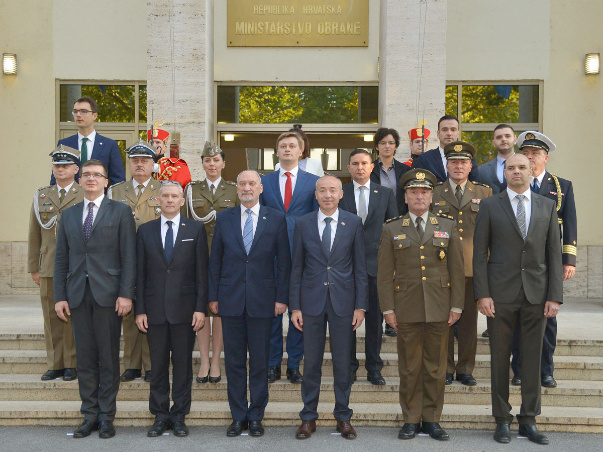 https://www.morh.hr/wp-content/gallery/ministar-krsticevic-s-poljskim-ministrom-macierewiczem-u-morh-u/pl_02102017_13.jpg
