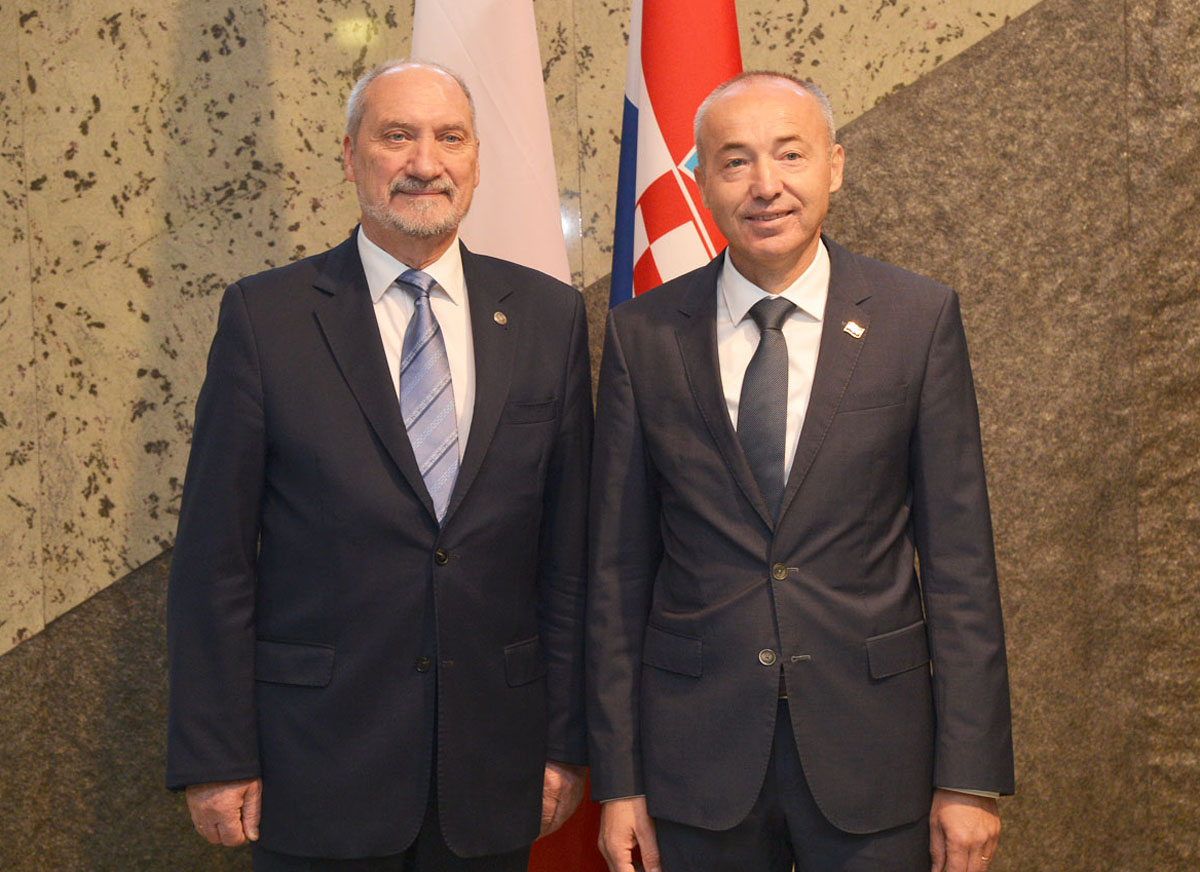 https://www.morh.hr/wp-content/gallery/ministar-krsticevic-s-poljskim-ministrom-macierewiczem-u-morh-u/pl_02102017_14.jpg