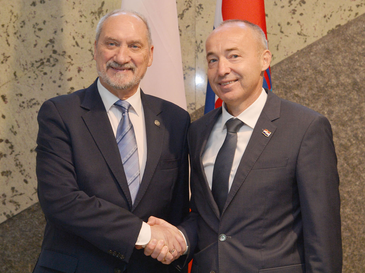 https://www.morh.hr/wp-content/gallery/ministar-krsticevic-s-poljskim-ministrom-macierewiczem-u-morh-u/pl_02102017_15.jpg