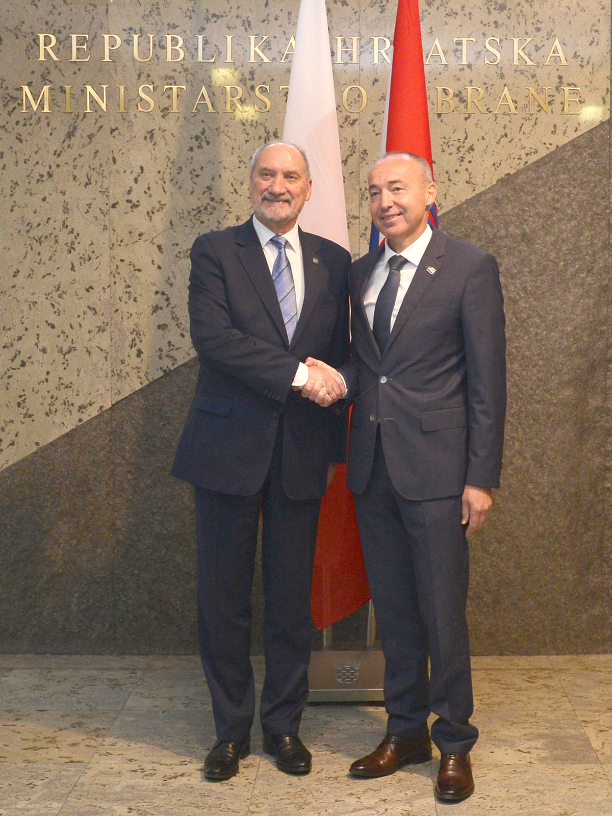 https://www.morh.hr/wp-content/gallery/ministar-krsticevic-s-poljskim-ministrom-macierewiczem-u-morh-u/pl_02102017_16.jpg