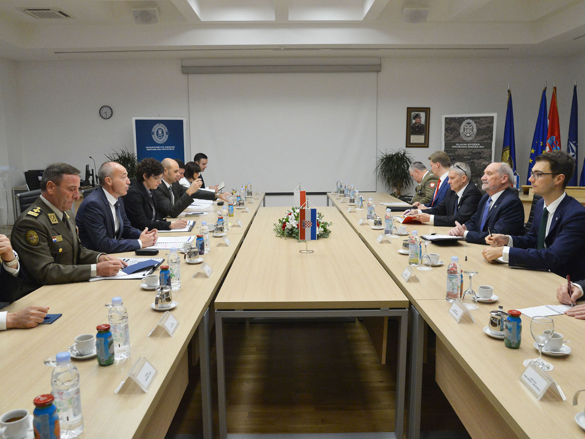 https://www.morh.hr/wp-content/gallery/ministar-krsticevic-s-poljskim-ministrom-macierewiczem-u-morh-u/pl_02102017_18.jpg