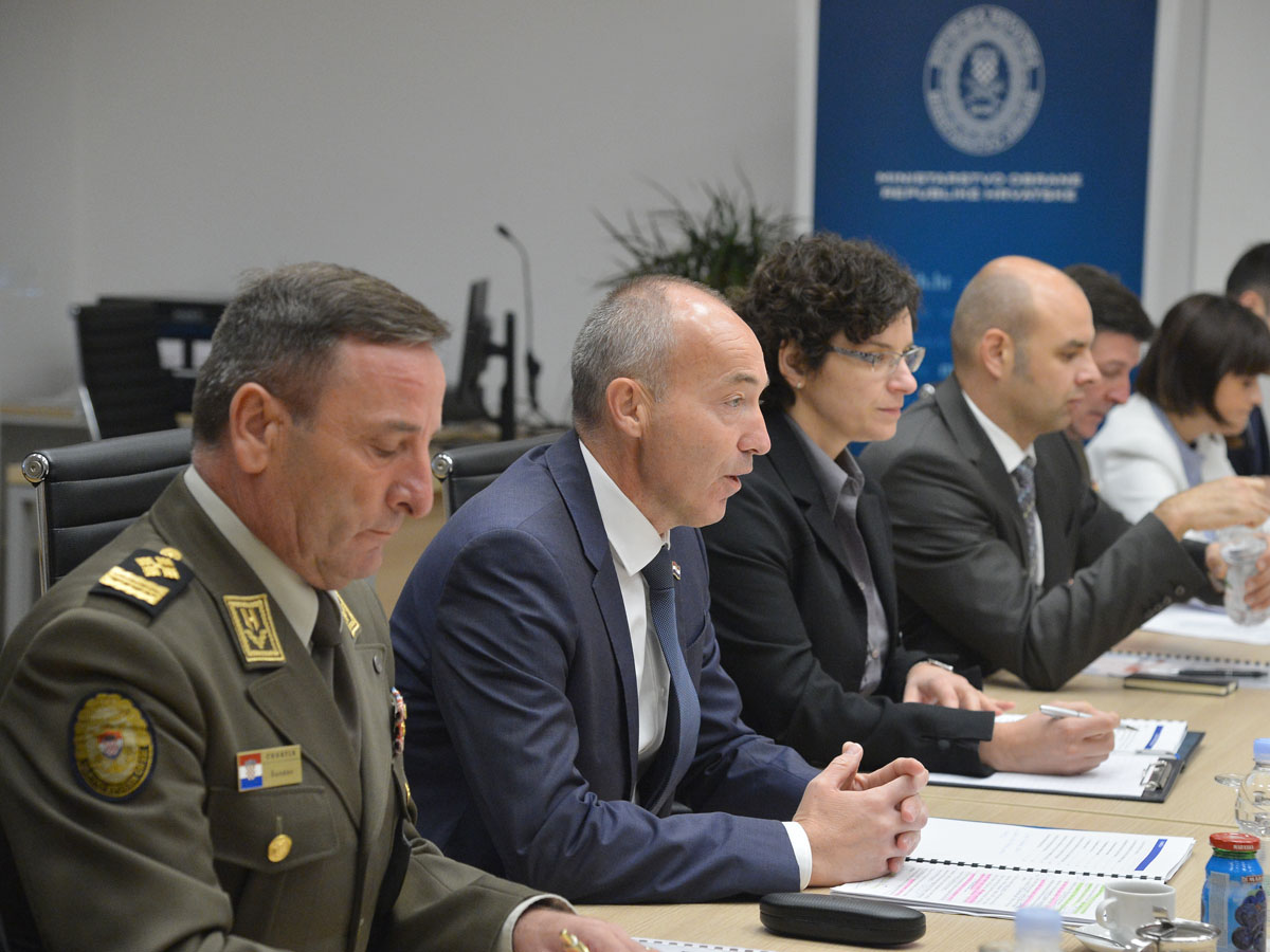 https://www.morh.hr/wp-content/gallery/ministar-krsticevic-s-poljskim-ministrom-macierewiczem-u-morh-u/pl_02102017_19.jpg