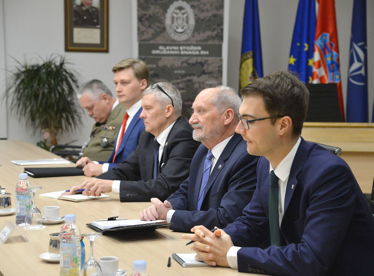 https://www.morh.hr/wp-content/gallery/ministar-krsticevic-s-poljskim-ministrom-macierewiczem-u-morh-u/pl_02102017_20.jpg