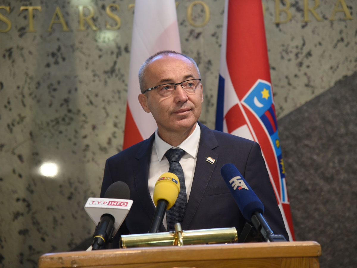 https://www.morh.hr/wp-content/gallery/ministar-krsticevic-s-poljskim-ministrom-macierewiczem-u-morh-u/pl_02102017_21.jpg