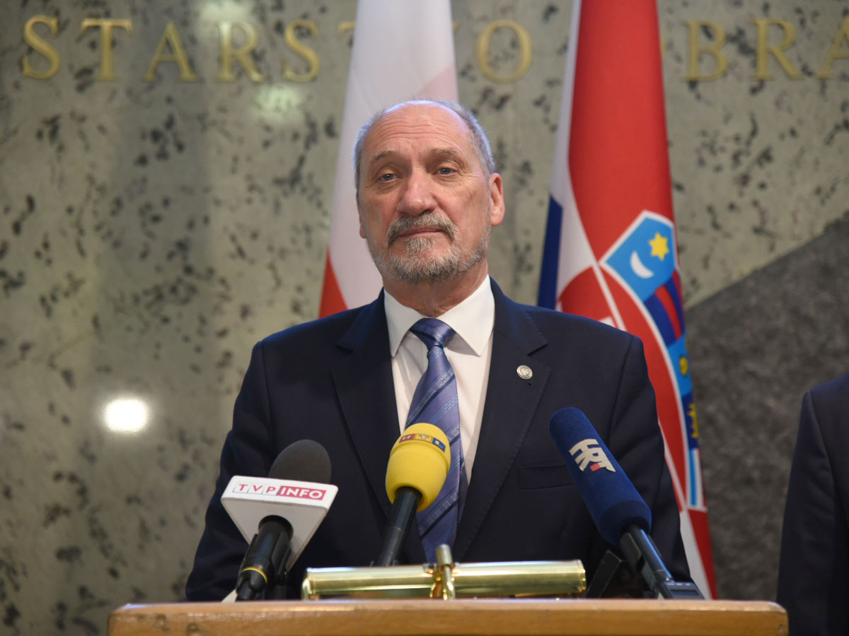https://www.morh.hr/wp-content/gallery/ministar-krsticevic-s-poljskim-ministrom-macierewiczem-u-morh-u/pl_02102017_22.jpg