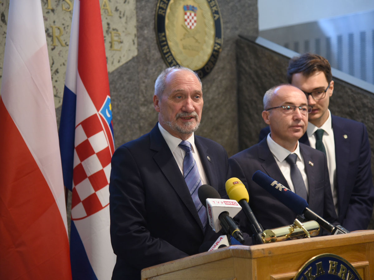 https://www.morh.hr/wp-content/gallery/ministar-krsticevic-s-poljskim-ministrom-macierewiczem-u-morh-u/pl_02102017_23.jpg