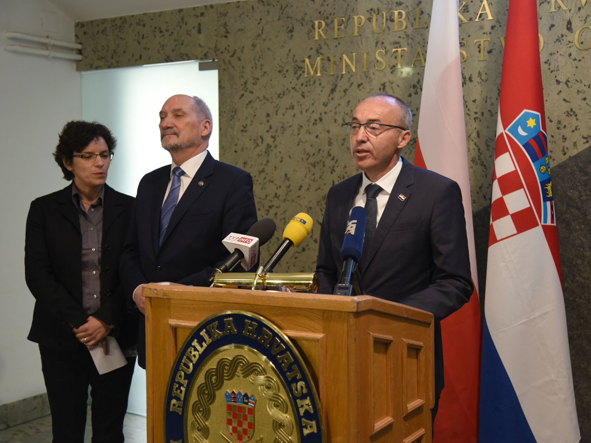 https://www.morh.hr/wp-content/gallery/ministar-krsticevic-s-poljskim-ministrom-macierewiczem-u-morh-u/pl_02102017_24.jpg