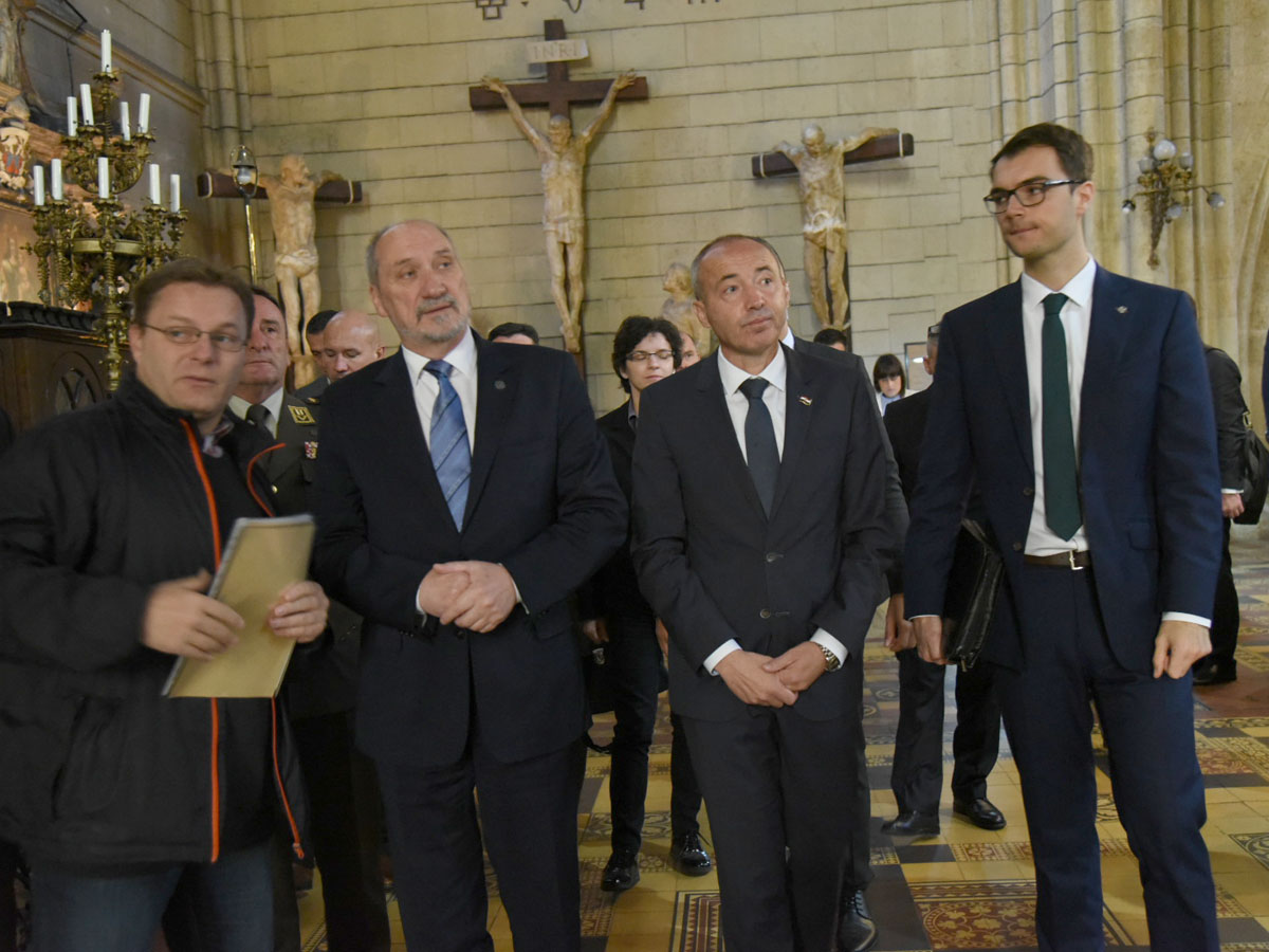 https://www.morh.hr/wp-content/gallery/ministar-krsticevic-s-poljskim-ministrom-macierewiczem-u-morh-u/pl_02102017_25.jpg