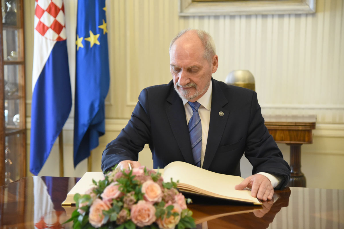 https://www.morh.hr/wp-content/gallery/ministar-krsticevic-s-poljskim-ministrom-macierewiczem-u-morh-u/pl_02102017_28.jpg