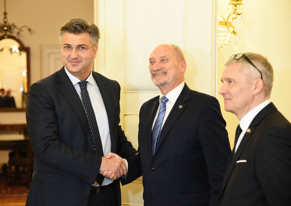 https://www.morh.hr/wp-content/gallery/ministar-krsticevic-s-poljskim-ministrom-macierewiczem-u-morh-u/pl_02102017_29.jpg