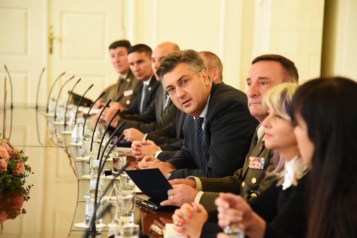 https://www.morh.hr/wp-content/gallery/ministar-krsticevic-s-poljskim-ministrom-macierewiczem-u-morh-u/pl_02102017_31.jpg
