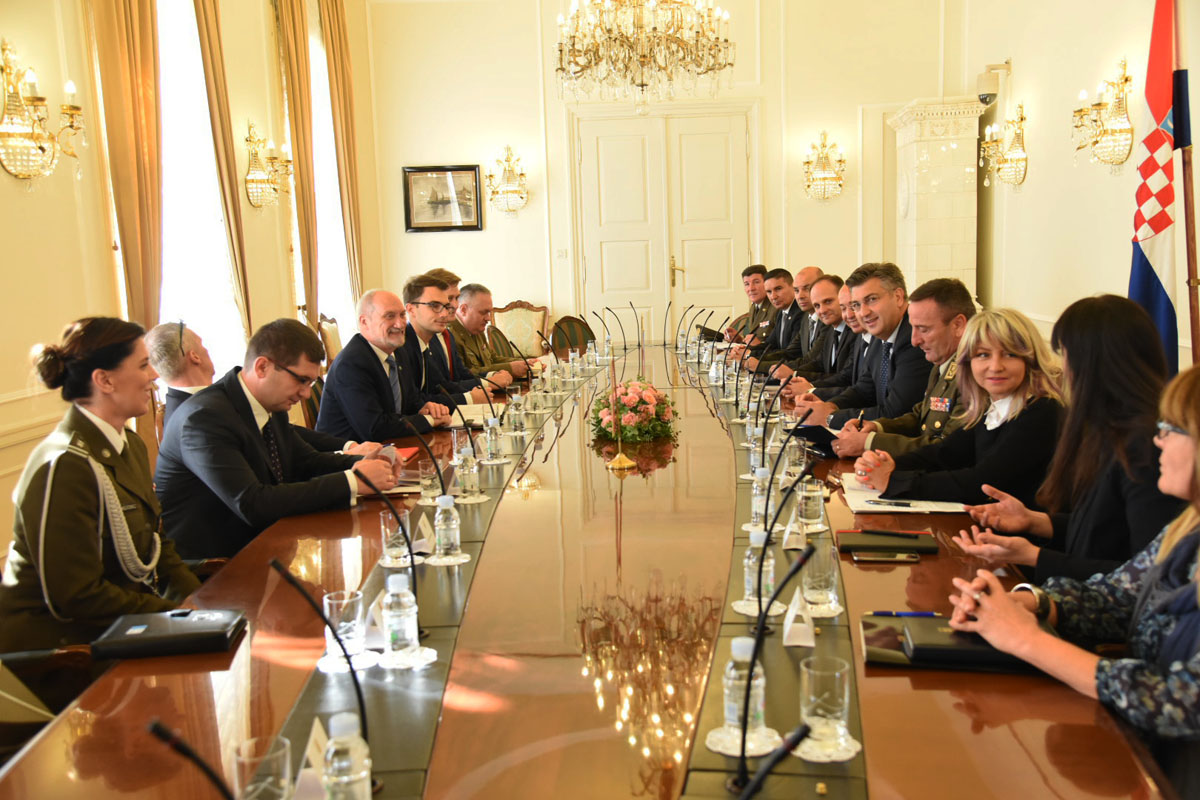https://www.morh.hr/wp-content/gallery/ministar-krsticevic-s-poljskim-ministrom-macierewiczem-u-morh-u/pl_02102017_32.jpg