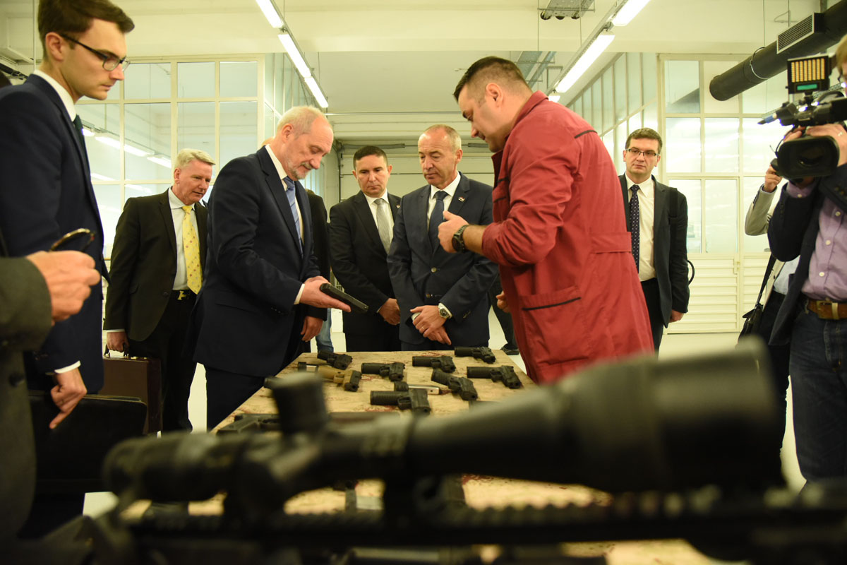 https://www.morh.hr/wp-content/gallery/ministar-krsticevic-s-poljskim-ministrom-macierewiczem-u-morh-u/pl_02102017_34.jpg