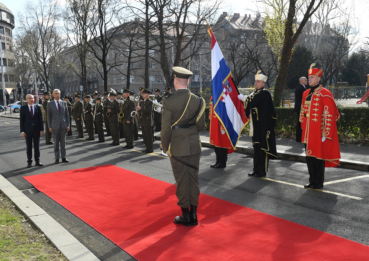 https://www.morh.hr/wp-content/gallery/ministar-krsticevic-s-portugalskim-ministrom-obrane-u-morh-u/20200306-mo-portugala-morh-02.jpg