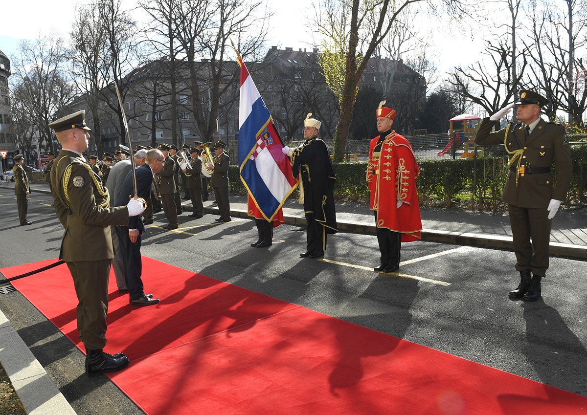 https://www.morh.hr/wp-content/gallery/ministar-krsticevic-s-portugalskim-ministrom-obrane-u-morh-u/20200306-mo-portugala-morh-03.jpg