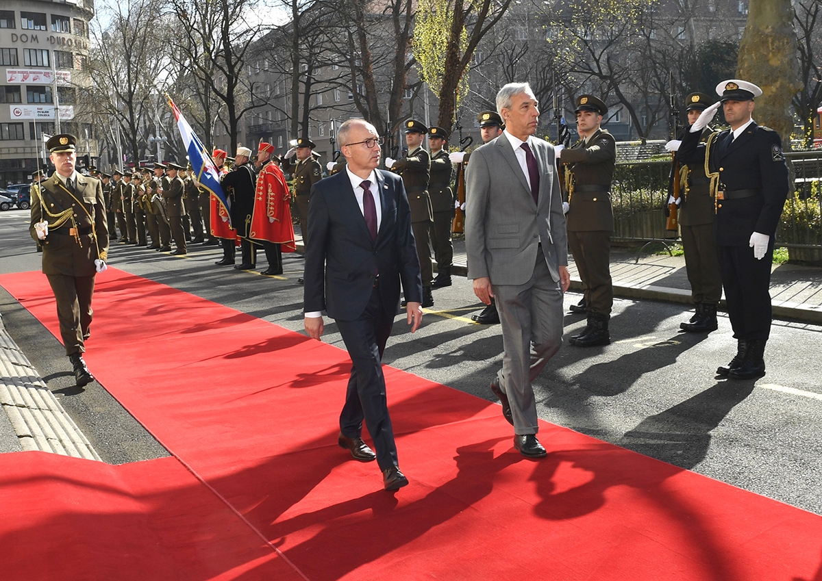 https://www.morh.hr/wp-content/gallery/ministar-krsticevic-s-portugalskim-ministrom-obrane-u-morh-u/20200306-mo-portugala-morh-04.jpg
