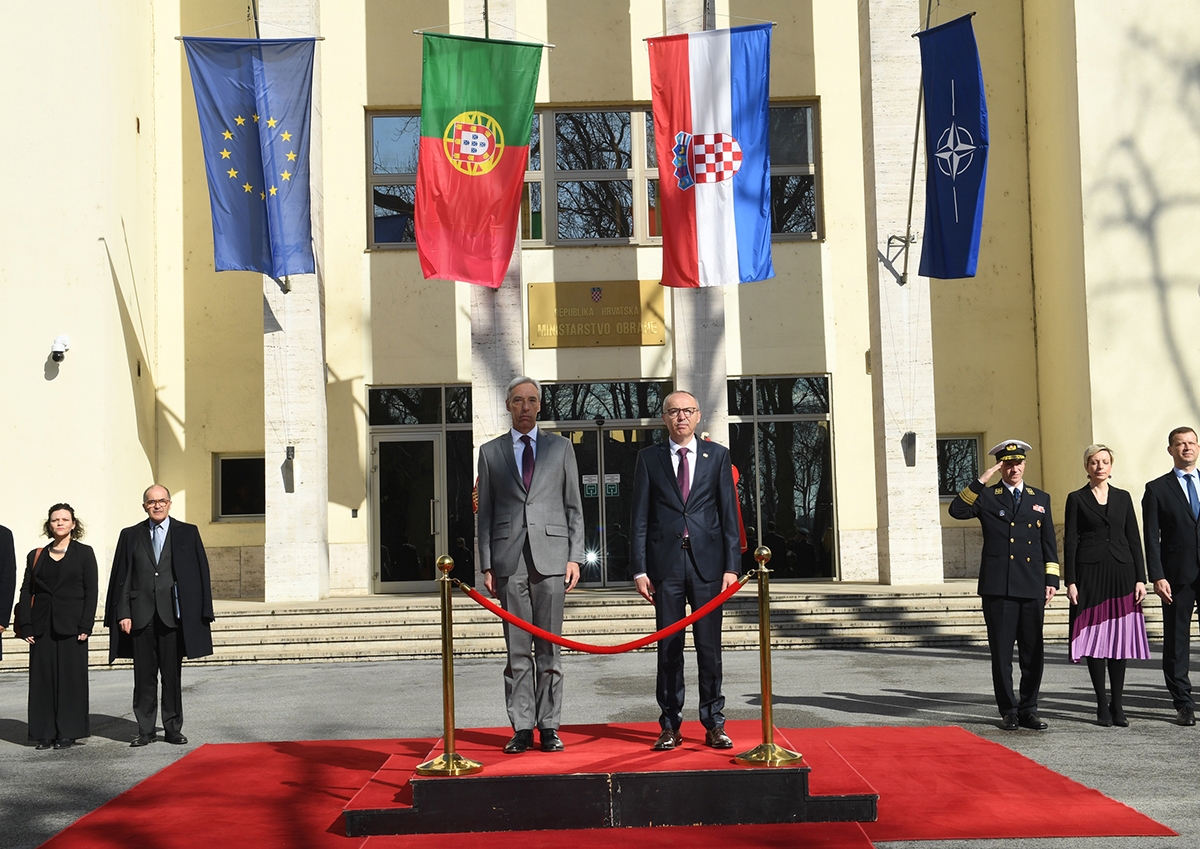 https://www.morh.hr/wp-content/gallery/ministar-krsticevic-s-portugalskim-ministrom-obrane-u-morh-u/20200306-mo-portugala-morh-05.jpg