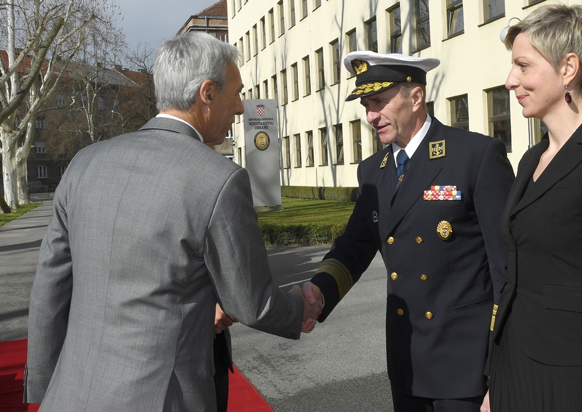 https://www.morh.hr/wp-content/gallery/ministar-krsticevic-s-portugalskim-ministrom-obrane-u-morh-u/20200306-mo-portugala-morh-09.jpg
