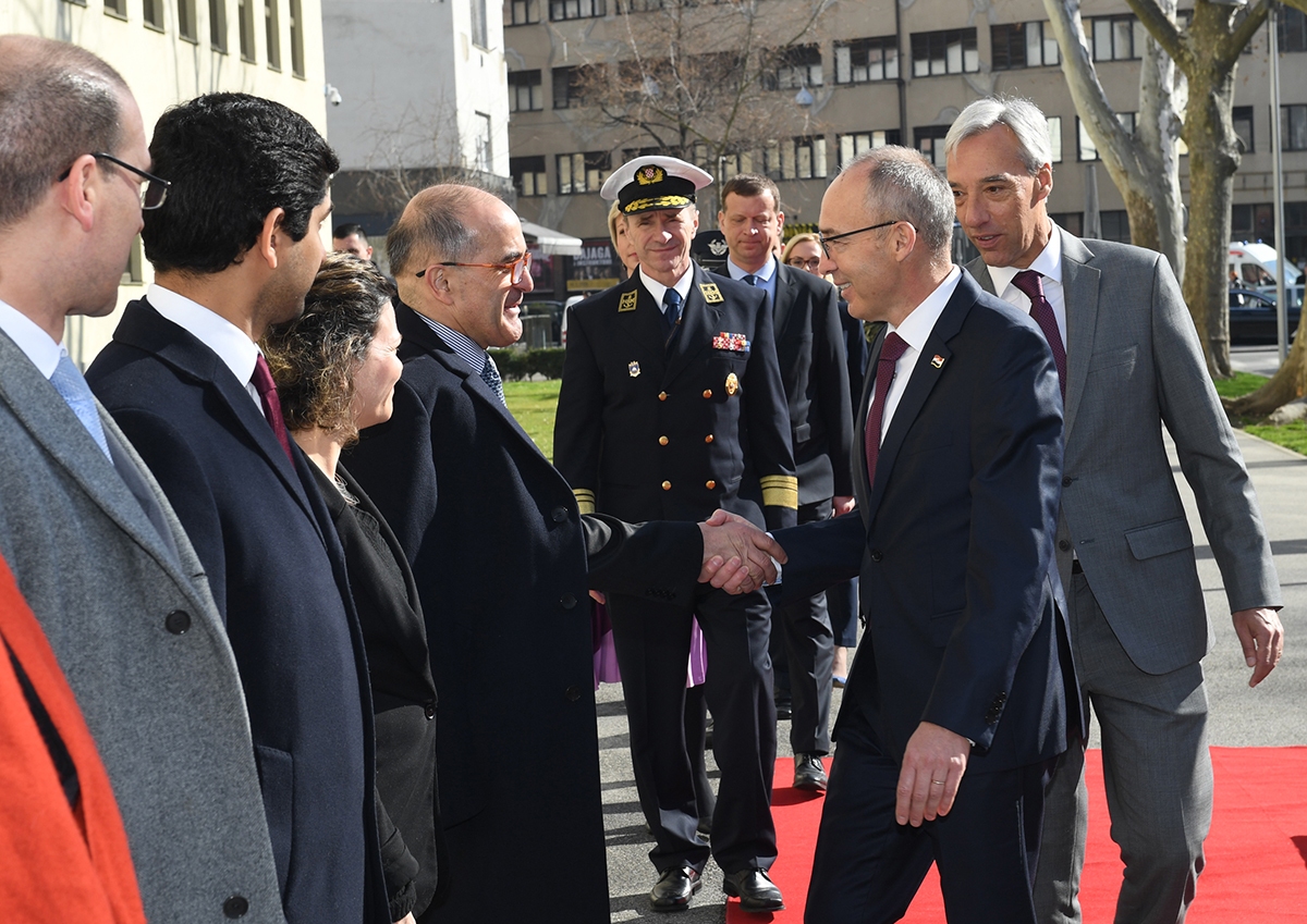 https://www.morh.hr/wp-content/gallery/ministar-krsticevic-s-portugalskim-ministrom-obrane-u-morh-u/20200306-mo-portugala-morh-10.jpg