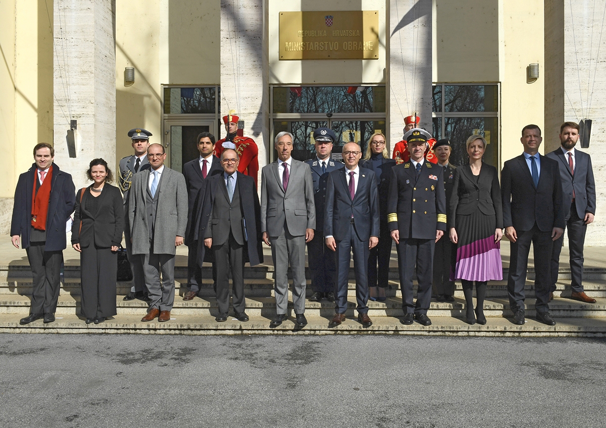 https://www.morh.hr/wp-content/gallery/ministar-krsticevic-s-portugalskim-ministrom-obrane-u-morh-u/20200306-mo-portugala-morh-11.jpg