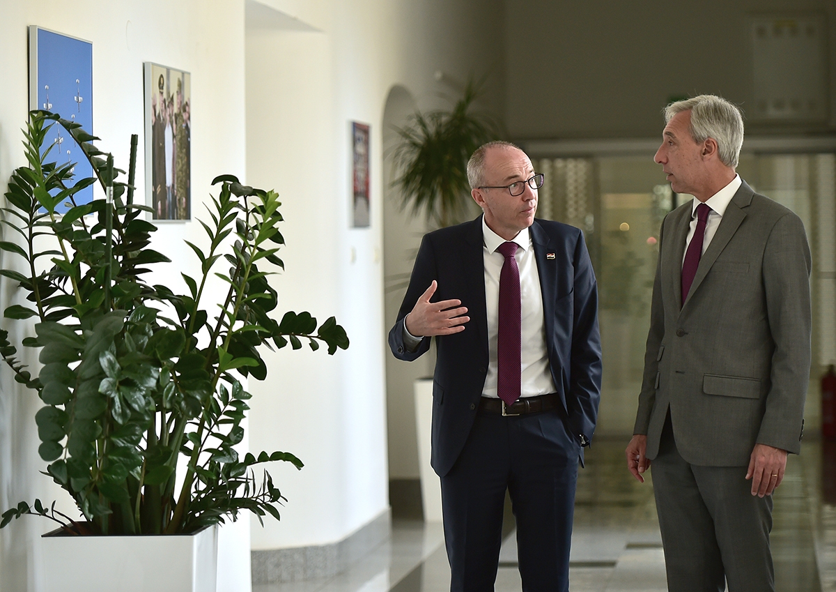 https://www.morh.hr/wp-content/gallery/ministar-krsticevic-s-portugalskim-ministrom-obrane-u-morh-u/20200306-mo-portugala-morh-13.jpg