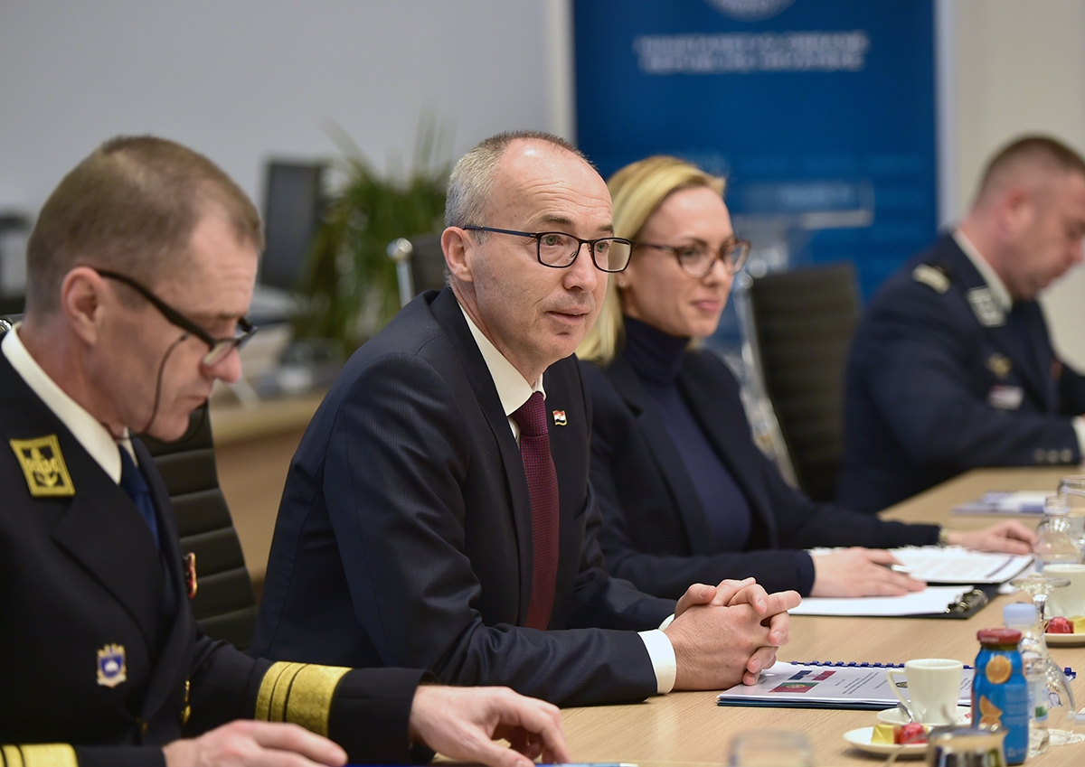 https://www.morh.hr/wp-content/gallery/ministar-krsticevic-s-portugalskim-ministrom-obrane-u-morh-u/20200306-mo-portugala-morh-15.jpg