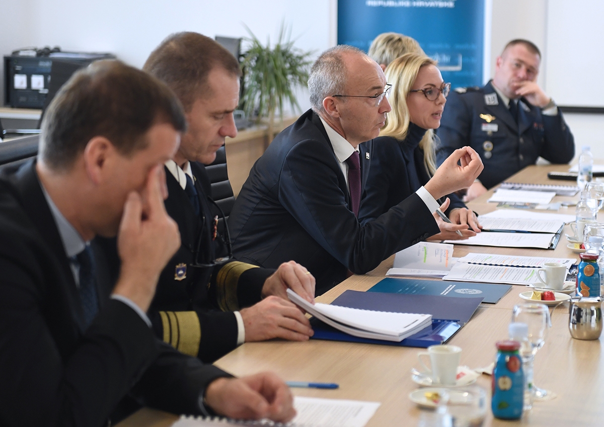https://www.morh.hr/wp-content/gallery/ministar-krsticevic-s-portugalskim-ministrom-obrane-u-morh-u/20200306-mo-portugala-morh-16.jpg