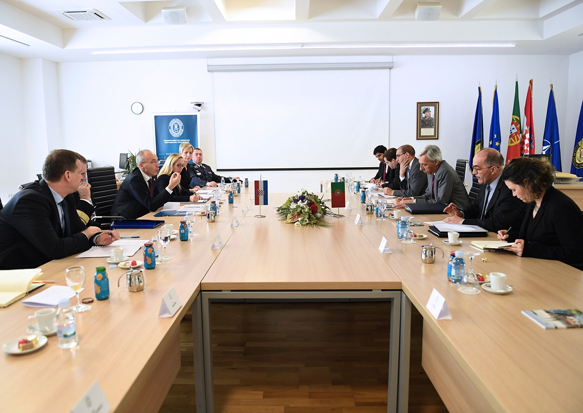 https://www.morh.hr/wp-content/gallery/ministar-krsticevic-s-portugalskim-ministrom-obrane-u-morh-u/20200306-mo-portugala-morh-18.jpg