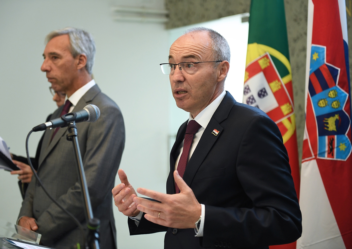 https://www.morh.hr/wp-content/gallery/ministar-krsticevic-s-portugalskim-ministrom-obrane-u-morh-u/20200306-mo-portugala-morh-20.jpg