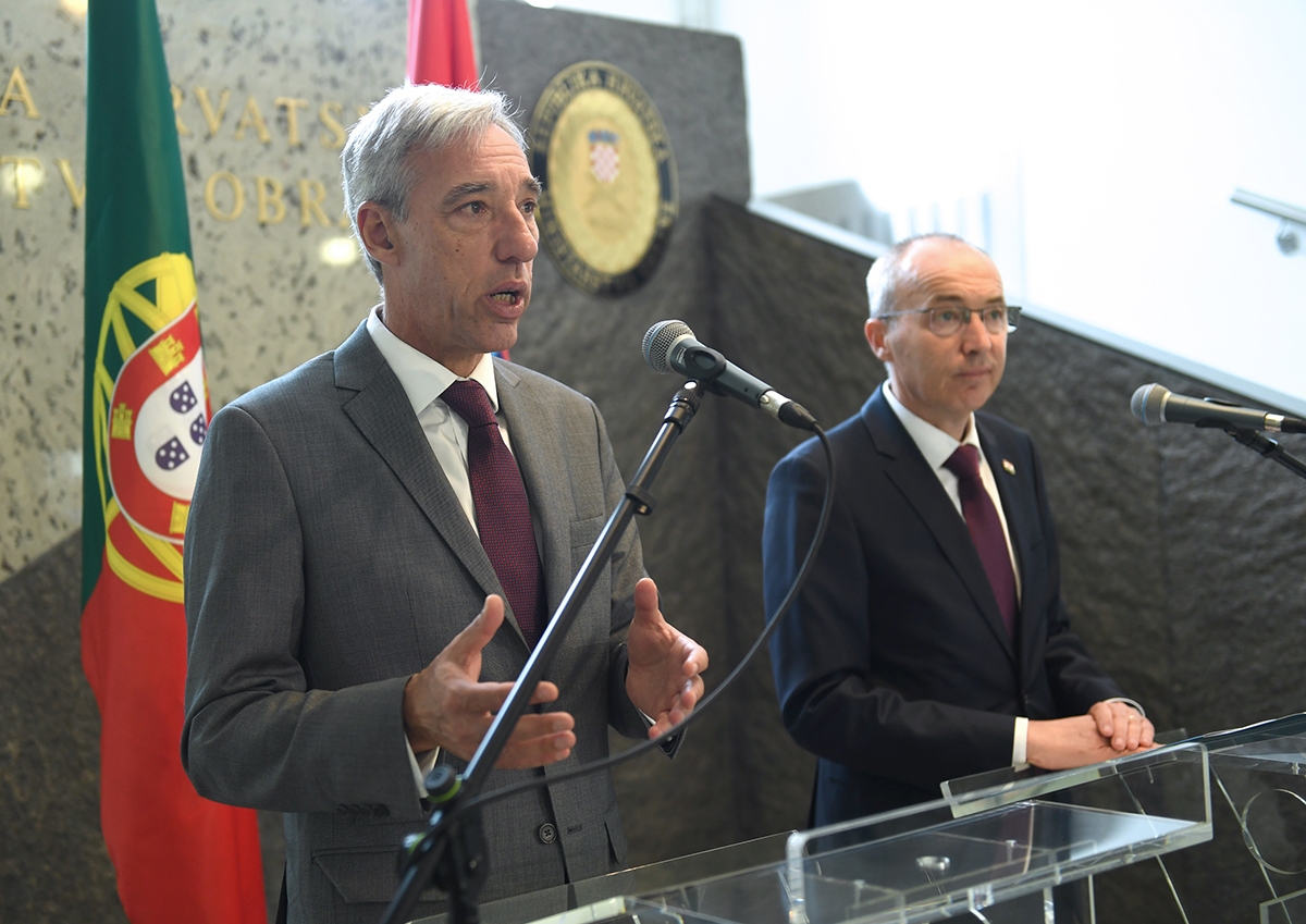 https://www.morh.hr/wp-content/gallery/ministar-krsticevic-s-portugalskim-ministrom-obrane-u-morh-u/20200306-mo-portugala-morh-23.jpg