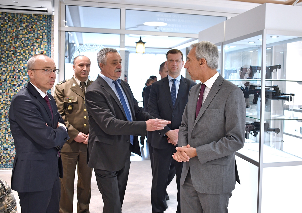 https://www.morh.hr/wp-content/gallery/ministar-krsticevic-s-portugalskim-ministrom-obrane-u-morh-u/20200306-mo-portugala-morh-24.jpg