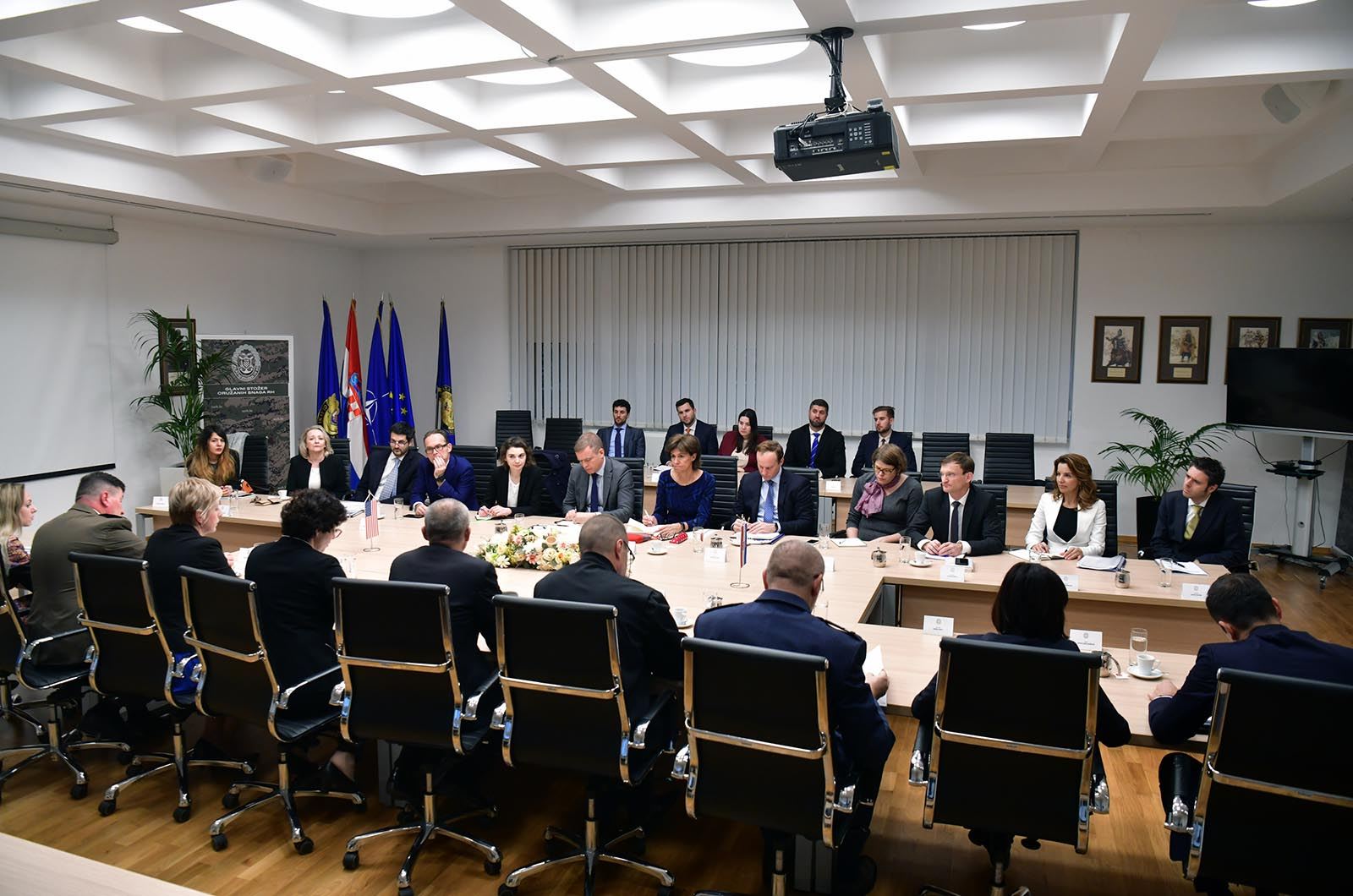 https://www.morh.hr/wp-content/gallery/ministar-krsticevic-s-predstavnicima-americke-gospodarske-komore-pri-eu/krsticevic_amchameu_mod_croatia_19072019_09.jpg