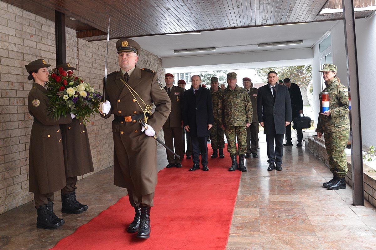 https://www.morh.hr/wp-content/gallery/ministar-krsticevic-s-pripadnicima-pocasno-zastitna-bojne/jkp_3071.jpg