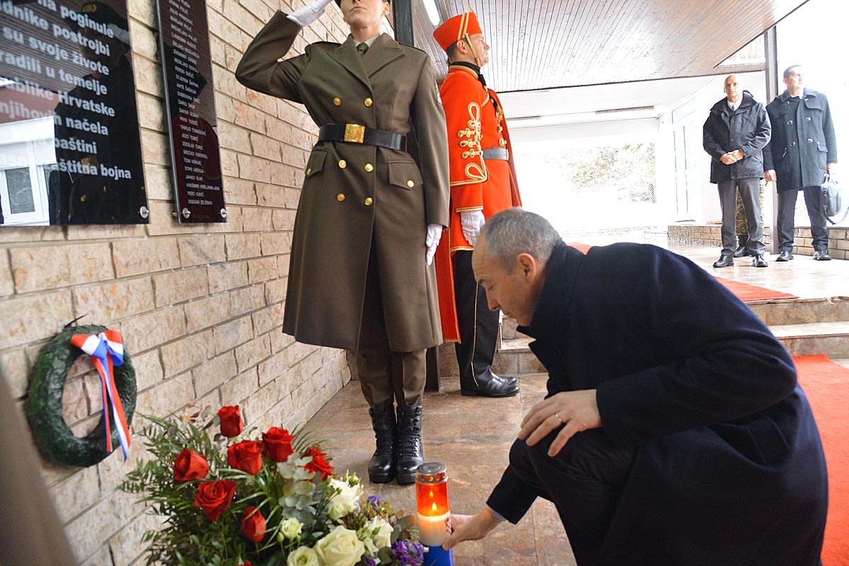 https://www.morh.hr/wp-content/gallery/ministar-krsticevic-s-pripadnicima-pocasno-zastitna-bojne/jkp_3079.jpg