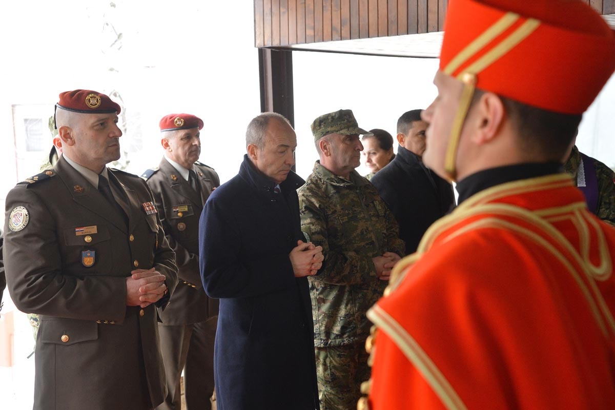 https://www.morh.hr/wp-content/gallery/ministar-krsticevic-s-pripadnicima-pocasno-zastitna-bojne/jkp_3085.jpg