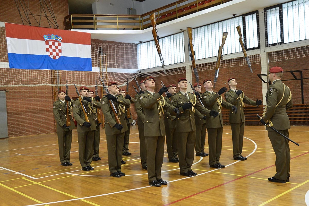 https://www.morh.hr/wp-content/gallery/ministar-krsticevic-s-pripadnicima-pocasno-zastitna-bojne/jkp_3119.jpg