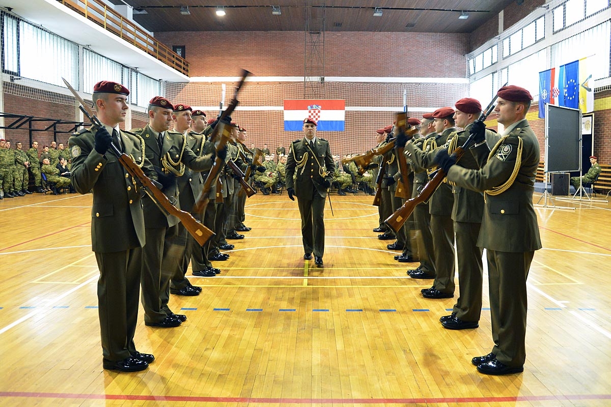 https://www.morh.hr/wp-content/gallery/ministar-krsticevic-s-pripadnicima-pocasno-zastitna-bojne/jkp_3128.jpg
