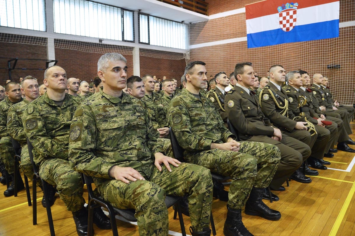 https://www.morh.hr/wp-content/gallery/ministar-krsticevic-s-pripadnicima-pocasno-zastitna-bojne/jkp_3161.jpg