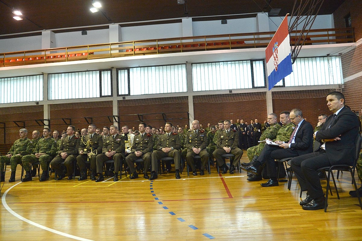 https://www.morh.hr/wp-content/gallery/ministar-krsticevic-s-pripadnicima-pocasno-zastitna-bojne/jkp_3180.jpg