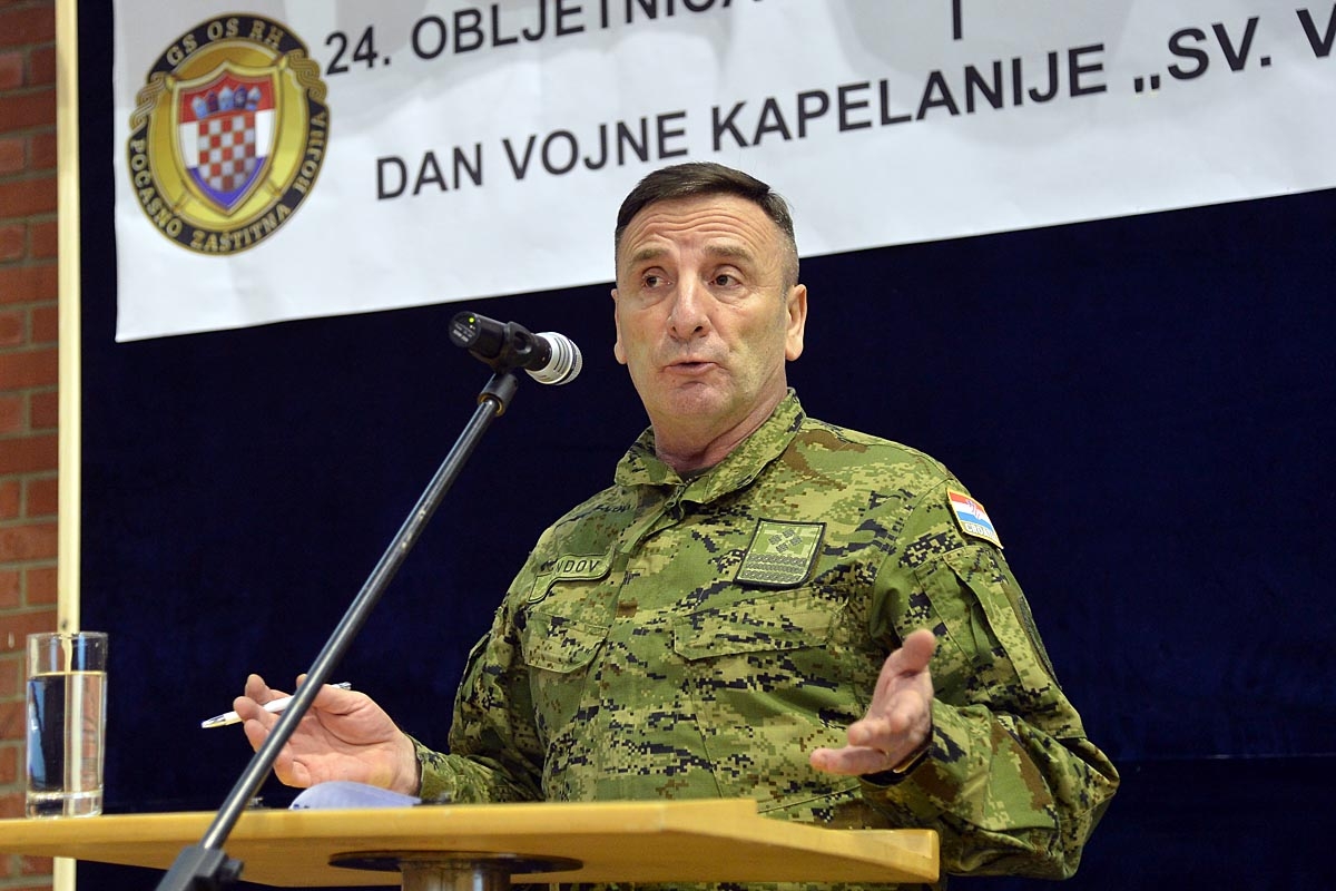 https://www.morh.hr/wp-content/gallery/ministar-krsticevic-s-pripadnicima-pocasno-zastitna-bojne/jkp_3185.jpg