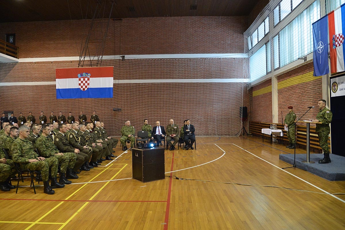 https://www.morh.hr/wp-content/gallery/ministar-krsticevic-s-pripadnicima-pocasno-zastitna-bojne/jkp_3187.jpg