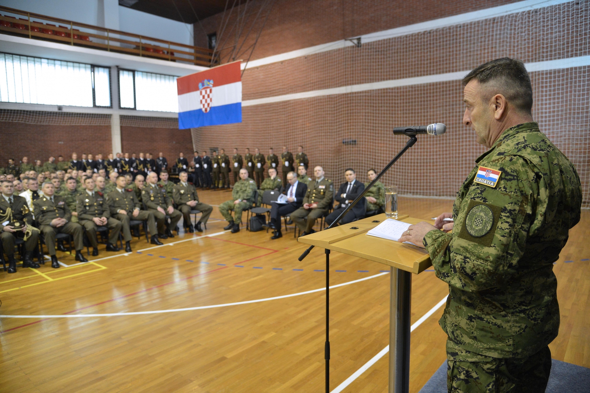 https://www.morh.hr/wp-content/gallery/ministar-krsticevic-s-pripadnicima-pocasno-zastitna-bojne/jkp_3189.jpg