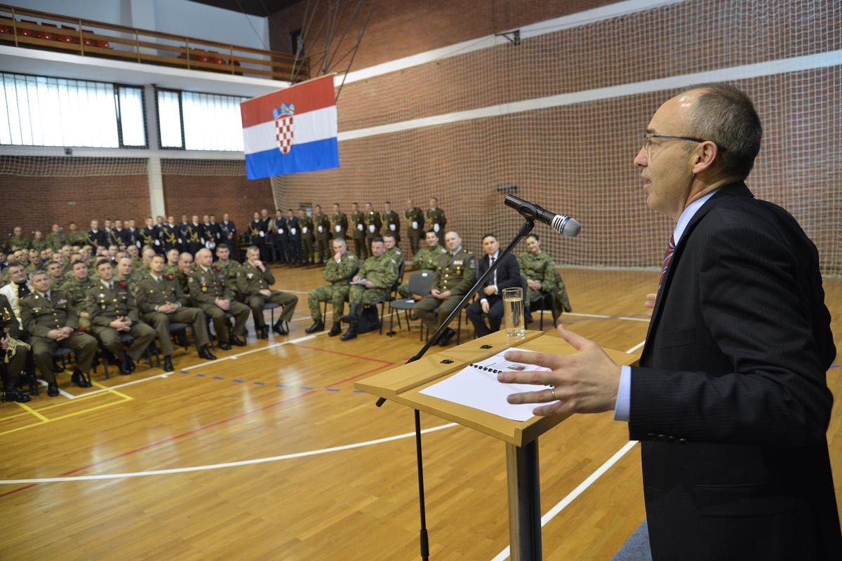 https://www.morh.hr/wp-content/gallery/ministar-krsticevic-s-pripadnicima-pocasno-zastitna-bojne/jkp_3196.jpg