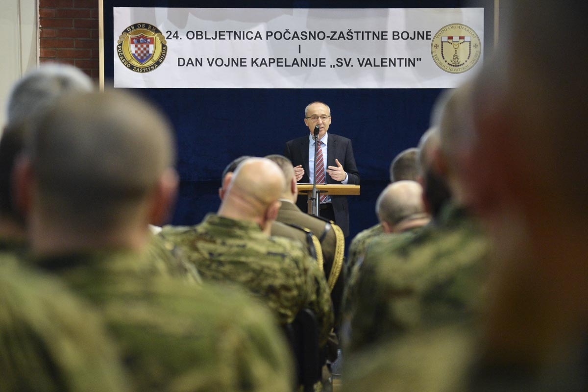 https://www.morh.hr/wp-content/gallery/ministar-krsticevic-s-pripadnicima-pocasno-zastitna-bojne/jkp_3203.jpg