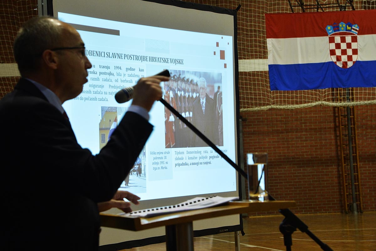 https://www.morh.hr/wp-content/gallery/ministar-krsticevic-s-pripadnicima-pocasno-zastitna-bojne/jkp_3222.jpg
