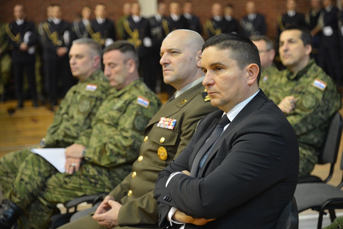 https://www.morh.hr/wp-content/gallery/ministar-krsticevic-s-pripadnicima-pocasno-zastitna-bojne/jkp_3223.jpg