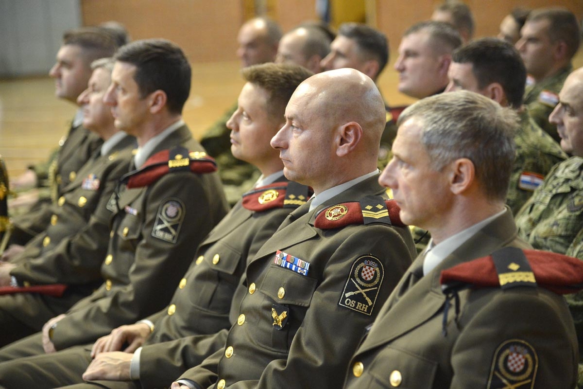 https://www.morh.hr/wp-content/gallery/ministar-krsticevic-s-pripadnicima-pocasno-zastitna-bojne/jkp_3232.jpg